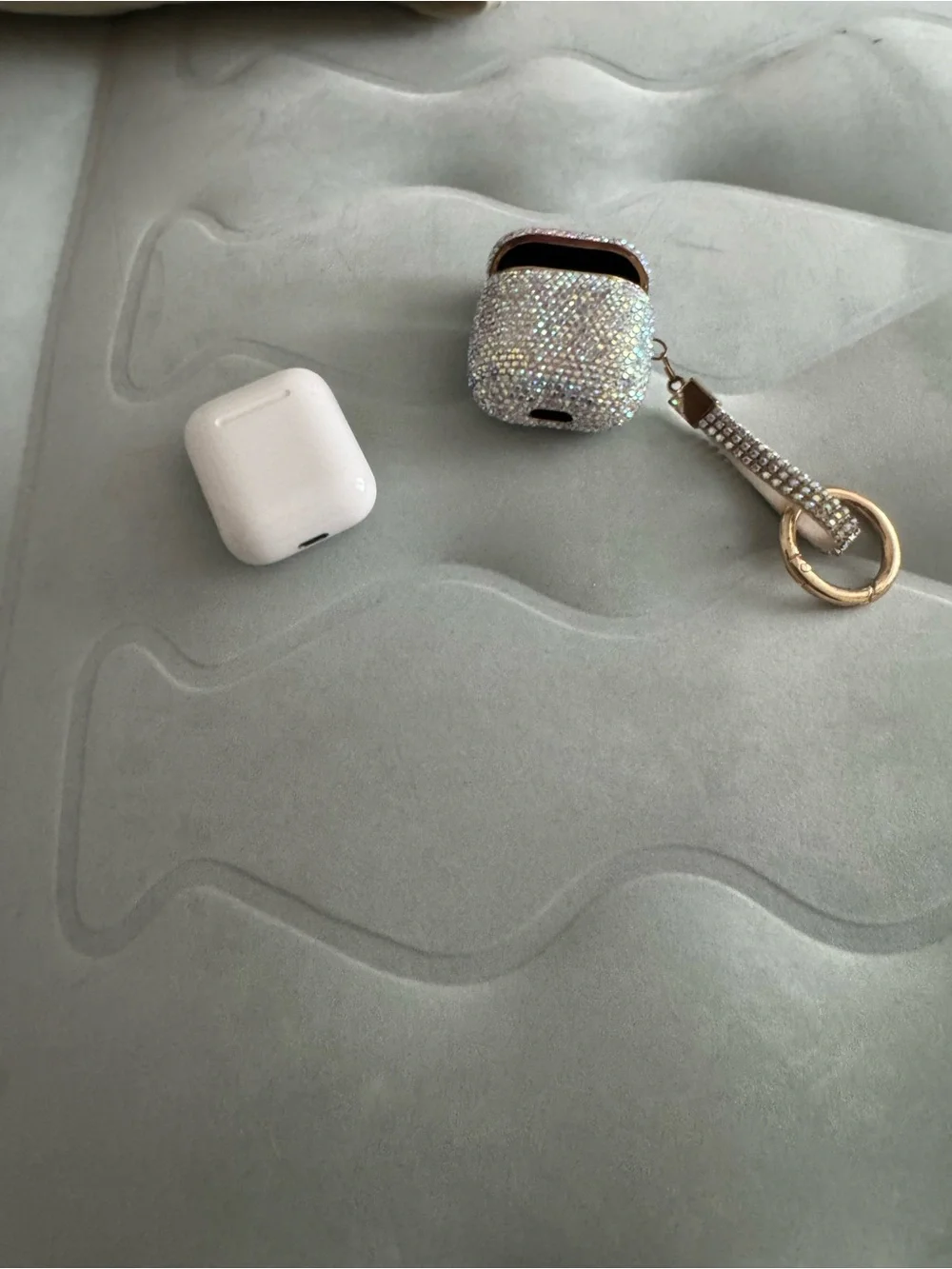 Apple White Wireless Earbuds with White Charging Case